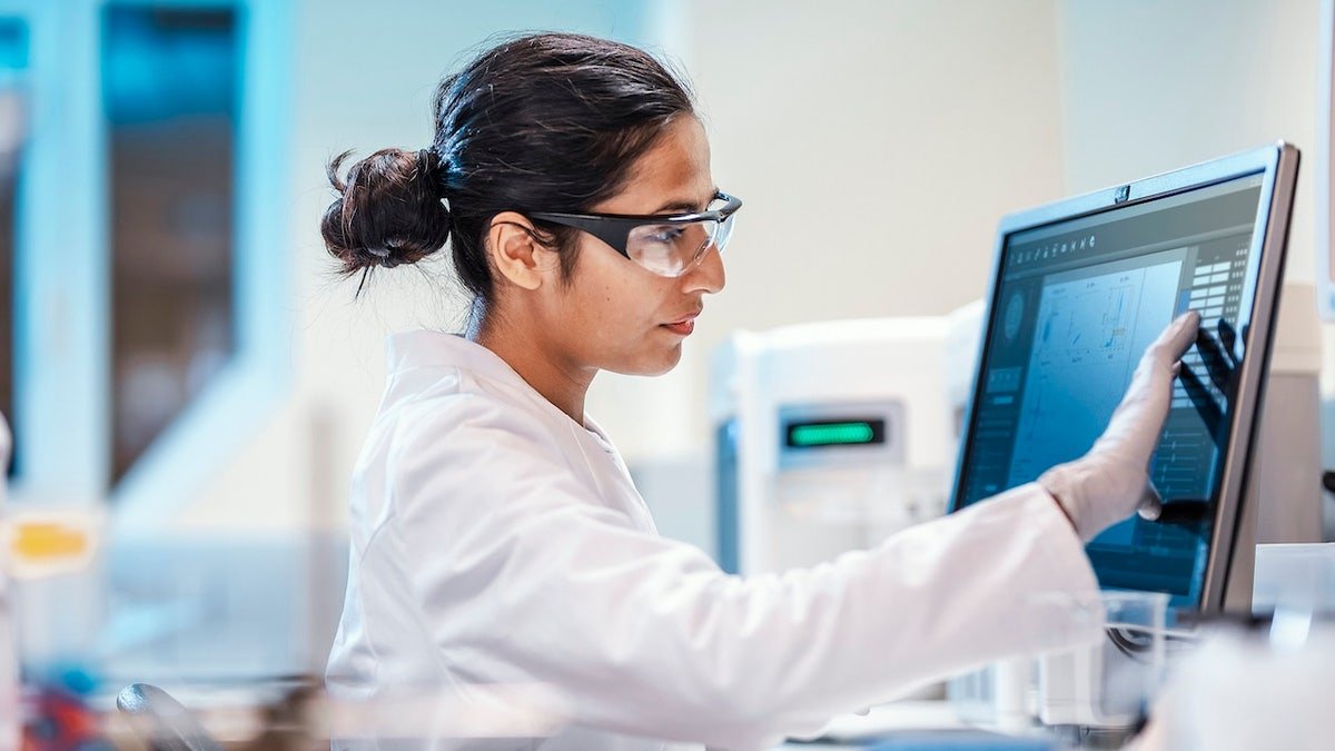 AI medicine cancer research scientist analyzing scans with artificial intelligence 2026